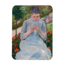 Imán Mary Cassatt - Chica cosiendo en un jardín