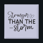 Imán "Más fuerte que la tormenta" Inspirador por Boho<br><div class="desc">Manténganse anclados e inspirados con este imán minimalista de estilo boho "Más fuerte que la tormenta". Con una tipografía escrita a mano en blanco y negro elegante, este diseño es un recordatorio diario de la fortaleza interior y la resiliencia. Ya sea que lo coloque en su refrigerador, casillero o espacio...</div>