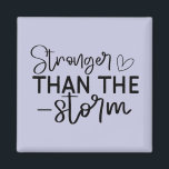 Imán "Más fuerte que la tormenta" Inspirador por Boho<br><div class="desc">Manténganse anclados e inspirados con este imán minimalista de estilo boho "Más fuerte que la tormenta". Con una tipografía escrita a mano en blanco y negro elegante, este diseño es un recordatorio diario de la fortaleza interior y la resiliencia. Ya sea que lo coloque en su refrigerador, casillero o espacio...</div>