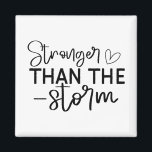 Imán "Más fuerte que la tormenta" Inspirador por Boho<br><div class="desc">Manténganse anclados e inspirados con este imán minimalista de estilo boho "Más fuerte que la tormenta". Con una tipografía escrita a mano en blanco y negro elegante, este diseño es un recordatorio diario de la fortaleza interior y la resiliencia. Ya sea que lo coloque en su refrigerador, casillero o espacio...</div>