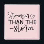 Imán "Más fuerte que la tormenta" Inspirador por Boho<br><div class="desc">Manténganse anclados e inspirados con este imán minimalista de estilo boho "Más fuerte que la tormenta". Con una tipografía escrita a mano en blanco y negro elegante, este diseño es un recordatorio diario de la fortaleza interior y la resiliencia. Ya sea que lo coloque en su refrigerador, casillero o espacio...</div>