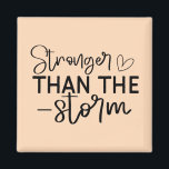Imán "Más fuerte que la tormenta" Inspirador por Boho<br><div class="desc">Manténganse anclados e inspirados con este imán minimalista de estilo boho "Más fuerte que la tormenta". Con una tipografía escrita a mano en blanco y negro elegante, este diseño es un recordatorio diario de la fortaleza interior y la resiliencia. Ya sea que lo coloque en su refrigerador, casillero o espacio...</div>