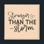 Imán "Más fuerte que la tormenta" Inspirador por Boho<br><div class="desc">Manténganse anclados e inspirados con este imán minimalista de estilo boho "Más fuerte que la tormenta". Con una tipografía escrita a mano en blanco y negro elegante, este diseño es un recordatorio diario de la fortaleza interior y la resiliencia. Ya sea que lo coloque en su refrigerador, casillero o espacio...</div>