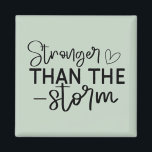 Imán "Más fuerte que la tormenta" Inspirador por Boho<br><div class="desc">Manténganse anclados e inspirados con este imán minimalista de estilo boho "Más fuerte que la tormenta". Con una tipografía escrita a mano en blanco y negro elegante, este diseño es un recordatorio diario de la fortaleza interior y la resiliencia. Ya sea que lo coloque en su refrigerador, casillero o espacio...</div>