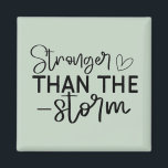 Imán "Más fuerte que la tormenta" Inspirador por Boho<br><div class="desc">Manténganse anclados e inspirados con este imán minimalista de estilo boho "Más fuerte que la tormenta". Con una tipografía escrita a mano en blanco y negro elegante, este diseño es un recordatorio diario de la fortaleza interior y la resiliencia. Ya sea que lo coloque en su refrigerador, casillero o espacio...</div>