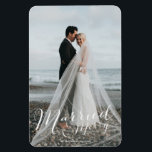 Imán Matrimonio de Navidades recién casados Foto<br><div class="desc">Marcado y alegre diseño de fotos moderno imán de tarjetas de vacaciones para la pareja recién casada. Añade tu foto de boda y nombres.</div>