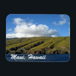 Imán Maui Hawaii Hermosa Fotografía de las Montañas Oce<br><div class="desc">Una hermosa fotografía de la bahía de Maalaea en Maui,  Hawaii. Montañas verdes y exuberantes que bordean el precioso paisaje marino azul con molinos de viento y nubes blancas en la cima de la colina. Este paisaje pintoresco es apreciado por los hawaianos y los turistas de vacaciones.</div>