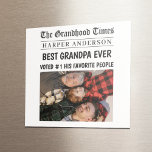 Imán Mejor foto de titular de periódico de abuelo Perso<br><div class="desc">¡Celebren al abuelo con estilo con este imán de fotos con tema de periódico personalizado! Diseñado para parecerse a la página principal de The Grandhood Times, este keepsake incluye un nombre, titular y foto personalizados. Es una idea de regalo divertida y reconfortante de los nietos o la familia - perfecta...</div>