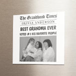 Imán Mejor foto de titular de periódico de la abuela Pe<br><div class="desc">¡Convierta el refrigerador en noticias de primera plana con este divertido y sincero imán al estilo de periódico de la Best Grandma Ever! Personalizado con su nombre y una foto preciada, este regalo de personalizado es un dulce recordatorio de que la abuela siempre es digna de titular. Ya sea por...</div>