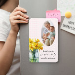 Imán Mejor foto vertical Nan Rosa Gingham y Daffodils<br><div class="desc">Refrigerador de fotos imán con tu propia foto y frases personalizados como el mejor nan del mundo entero. Este bonito diseño presenta un frasco de daffodils en flor, tipografía escrita a mano y diseño de gingham de campo en rosa. Perfecto para el Día de la Madre, cumpleaños, nacimiento de un...</div>