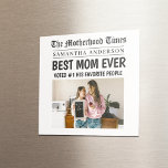 Imán Mejor foto y nombre personalizado de periódico de<br><div class="desc">¡Pon a mamá en los titulares—literalmente! Este divertido y sincero imán de fotos cuadradas está diseñado como una vintage portada de un periódico y presenta tu nombre personalizado, foto y el audaz titular "La mejor mamá jamás - Votada #1 por su gente favorita". Perfecto como un regalo pequeño pero significativo...</div>