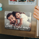 Imán MEJOR PAPA JAMÁS Moderno Script Photo<br><div class="desc">¡EL MEJOR PAPA DE LA HISTORIA! Este lindo imán de fotos 4x6 seguramente alegrará el día de tu gran padre o abuelo. Personalizar con tu foto y mensaje favorito,  y esto hace un regalo perfecto para el Día del Padre o una dulce sorpresa de cumpleaños.</div>