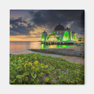 Imán Melaka durante la puesta del sol el Masjid Selat