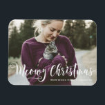 Imán Meowy Navidades Caligrafía Gato moderno de fotogra<br><div class="desc">¡Propaga la alegría festiva con nuestro imán de Navidades de fotos de personalizable, que incluye la frase juguetona "Navidades Meowy"! Este encantador imán es perfecto para los amantes del gato y añade un toque caprichoso a su decoración de vacaciones mientras exhibe su foto festiva favorita. Nuestra sencilla herramienta en línea...</div>
