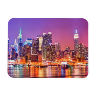 Imán Midtown Manhattan en la noche con el imperio Stae