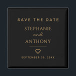 Imán Minimalista Boda Moderno Del Corazón Negro Y Oro<br><div class="desc">Este Minimalista Black and Gold Heart Save the Date Magnet es una moda y una forma elegante de anunciar tu día especial. Con un elegante fondo negro y un delicado corazón dorado, este moderno diseño le da un toque elegante a su papelería boda. Práctico y sofisticado, este imán garantiza a...</div>