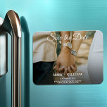 Imán Minimalista De Moda Reemplazar Foto Guardar Tarjet<br><div class="desc">Elegante foto para el aniversario del boda. Puede reemplazar fácilmente su foto al guardar la plantilla de fecha. La tarjeta fotográfica de invitación a boda de compromiso Magnets . Tarjeta de evento de presupuesto para recuerdos. Sencillo y elegante guardar la tarjeta de compromiso de fecha. ¿Quieres este diseño en una...</div>
