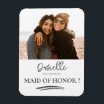 Imán Minimalista serás mi empleada de honor.<br><div class="desc">Simple plantilla minimalista en caligrafía en blanco y negro con tu foto favorita. Fácil de editar para crear su propia propuesta personalizada</div>
