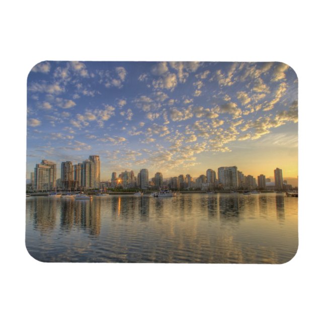 Imán Mirando a través de False Creek en el horizonte de (Horizontal)