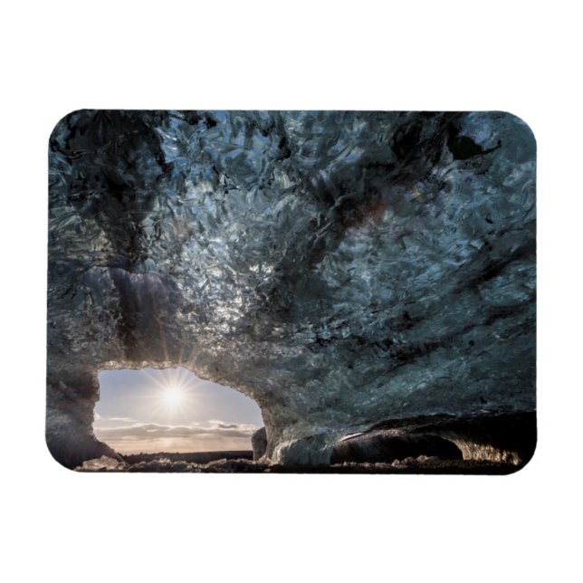 Imán Mirando desde una cueva de hielo, Islandia (Horizontal)