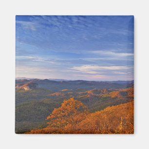 Imán Mirando la roca del cristal al amanecer en Pisgah