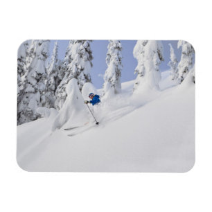 Imán Mistie Fortin esquía en nieve polvo