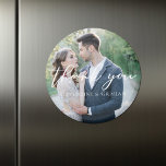 Imán Moda Boda de Guión Blanco Foto Gracias Magnet<br><div class="desc">Moda sencilla y elegante,  nuestra minimalista colección de bodas de invierno presenta una tipografía cursiva elegante y una fotografía completa de su evento moderno. Gracias a sus invitados con un boda encantador gracias imán con escritura blanca simple sobre su foto romántica recién casada.</div>