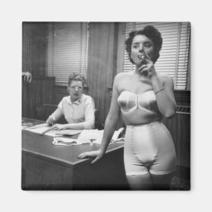 Imán Modelo de lencería que fuma en una oficina