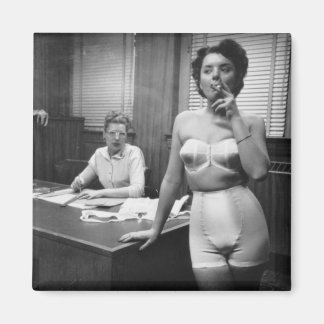 Imán Modelo de lencería que fuma en una oficina