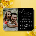 Imán Moderna foto de escritura elegante negra salva la<br><div class="desc">Moderno guión elegante negro ‘Save the Date’ Magnet con calendario Personalizado con una hermosa foto. Hágale saber a su familia, amigos y colegas que ha fijado una fecha para la celebración de su boda con este elegante imán. Para mover el marcador de anillo > haga clic en azul ‘Personalize’ >...</div>