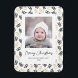 Imán Moderno Black Script Cute Gold Black Gifts Pattern<br><div class="desc">Envíe personalizable y saludos personalizados de vacaciones a amigos, colegas y familia en un imán fotográfico simple, minimalista, elegante, divertido, festivo y moderno! Un hermoso marco de variedad de regalos y regalos de Navidades dorados y negros envueltos con cintas rodea tu foto. El saludo " Feliz Navidad " está escrito...</div>