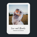 Imán Moderno Boda de fotografía simple en blanco y negr<br><div class="desc">Imán moderno de favores matrimoniales con un diseño simple y mínimo en blanco y negro con "amor y agradecimiento" en un guión elegante,  debajo de tu foto favorita. Estos imanes de moda harían grandes favores matrimoniales para cualquier estilo de boda.</div>