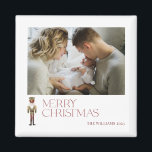 Imán Moderno Nutcracker Merry Christmas Photo Typograph<br><div class="desc">Entra en el espíritu de las vacaciones con este moderno Magnet de fotografía de navidad de los peinados. Este imán hermoso se suma perfectamente a la decoración y sin lugar a dudas da una sonrisa a todos los que lo ven. La tipografía burdeos festiva se distingue de la imagen del...</div>