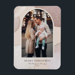 Imán Moderno Purpurina de Rubor da forma a una festivid<br><div class="desc">¡Traiga un toque de alegría navideña a su casa con nuestro imán de Navidades fotográficos de Personalizable! Perfecto para mostrar recuerdos preciados, este imán te permite personalizarlo con tu foto festiva favorita, haciéndolo un complemento único a tu decoración de vacaciones. Un regalo ideal para la familia y los amigos: ¡cree...</div>