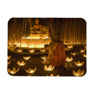 Imán Monjes encendiendo velas y faroles khom loy para