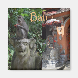 Imán Mono y estatuas del templo de Bali Indonesia