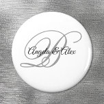 Imán Monograma blanco de escritura elegante en negro y<br><div class="desc">Imanes para boda con el monograma de una pareja minimalista en una elegante escritura caligráfica en gris claro y negro sobre un fondo blanco.</div>