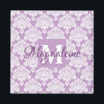 Imán Monograma de damasco morado de lavanda con nombre<br><div class="desc">Este imán de bonito presenta un patrón de damasco blanco sobre un fondo de lavanda o morado claro. El diseño se personaliza con una letra inicial monograma y un nombre de personalizable. Este patrón femenino de bonito lo convierte en un gran regalo para cualquier mujer o chica.</div>