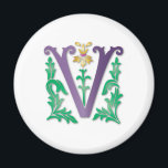 Imán Monograma de la letra V<br><div class="desc">¡Tenemos todo el alfabeto en la elegancia de fleur de lis y en todos los colores que se puedan imaginar! Desde una A roja a una Z morada, tenemos tantas opciones que seguramente encontrarás exactamente lo que necesitas. Mueve la imagen, sube o baja el tamaño y, como siempre, agrega tu...</div>