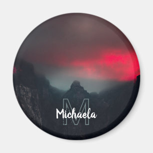 Imán Monograma de nubes, niebla y montañas quemadas