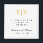 Imán Monograma de oro Gracias Elegante Favor de Boda<br><div class="desc">Elegante imán de favores de bodas con un diseño simple que presenta el mensaje, "Gracias por celebrar con nosotros". Arriba están sus dos monogramas iniciales en oro falso y debajo están sus nombres en caligrafía y fecha en una fuente serif, sobre un fondo blanco. Estas modas y elegantes imanes hacen...</div>
