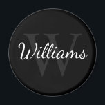 Imán Monograma personalizado y nombre negro<br><div class="desc">El Monograma y el Regalo de nombres personalizados presentan un nombre personalizado en el estilo de fuente de escritura blanca y un monograma en el estilo de fuente serif gris como fondo, en el fondo negro. Perfecto como regalo de vacaciones, favores de reunión familiar y regalo para cualquier ocasión especial....</div>