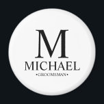 Imán Monograma y nombre de Groomsman personalizado mode<br><div class="desc">Regalos Groomsman personalizados modernos en blanco y negro con monograma personalizado,  nombre y título de un groomsman con estilo de letra serif clásico negro sobre fondo blanco. También perfecto para el Mejor Hombre,  Padre de la Novia y más.</div>