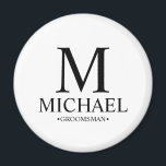 Imán Monograma y nombre de Groomsman personalizado mode<br><div class="desc">Regalos Groomsman personalizados modernos en blanco y negro con monograma personalizado,  nombre y título de un groomsman con estilo de letra serif clásico negro sobre fondo blanco. También perfecto para el Mejor Hombre,  Padre de la Novia y más.</div>