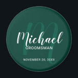 Imán Monograma y nombre de Groomsmen personalizado de e<br><div class="desc">Añada un toque personal a su boda con un imán de abarrotes personalizado. Este imán presenta el nombre personalizado de los groomsmen en estilo de letra de escritura moderno blanco y monograma en estilo de tipo de letra de escritura verde esmeralda claro estilo de escritura moderno como fondo con título...</div>