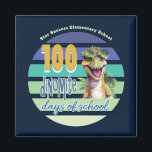 Imán Monogramado de 100 días de dinosaurio escolar<br><div class="desc">Diseño único para celebrar los 100 días de colegio. Dinosaurio con el diseño "dinomita". Estilo de tipografía moderno con diseño de puesta de sol vintage. Divulgación al personal,  profesores,  padres voluntarios y estudiantes. Monogramado con el nombre de la escuela,  el nombre del profesor o el nombre personal.</div>