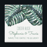 Imán Monstera, Boda tropical, salva la fecha<br><div class="desc">Bodas tropicales salvan el imán de dátiles con grandes hojas de monstera y una tipografía retro mod inspirada en el pueblo de la playa.</div>