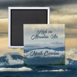 Imán Montañas Blue Ridge en lo alto de la foto de Mount<br><div class="desc">Una hermosa manta fotográfica en tonos azules con una impresionante vista de las majestuosas montañas Blue Ridge en nubes desde 3, 100 pies de altura sobre la montaña Echo cerca del oeste de Carolina del Norte. Bellamente divertido y humorístico "High on Mountain Air" es perfecto para envolver en nubes celestiales...</div>