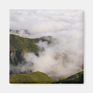 Imán montañas de Madeira en nubes brumosas, naturaleza