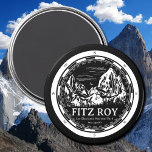 Imán Monte Fitz Roy - Cerro Chaltén Sudamérica<br><div class="desc">Presentamos nuestro Black Round Kitchen Magnet con un cautivador diseño blanco del Monte Fitz Roy enmarcado en un motivo de brújula. Este imán es la adición perfecta a su cocina, añadiendo un toque de belleza natural y aventura a su espacio. El intrincado ilustracion del Monte Fitz Roy, envuelto en el...</div>
